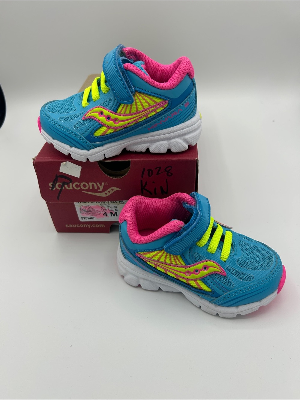 Saucony Girls Blue, Pink Kinvara Sneakers toddler 4M brand new